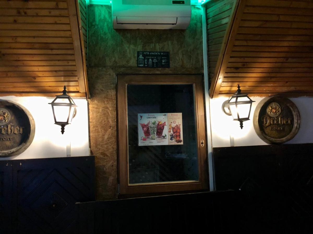 בודפשט Whole Basemenet Former Pub4 Stag Do/Hen Party מראה חיצוני תמונה